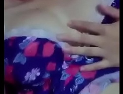 Novinha sapeca mostrando os peitos